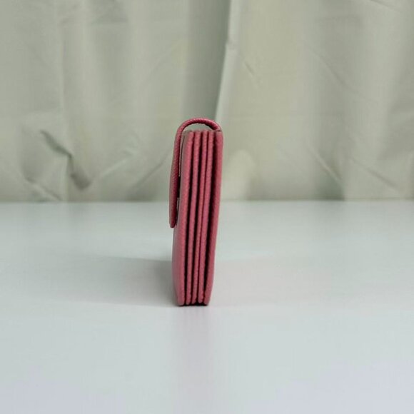 Prada Pink Saffiano Leather Wallet - Elegant Classic Design with Branding - Picture 4 of 6